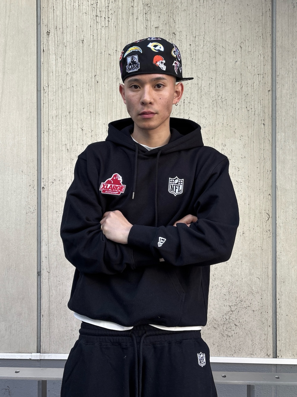 ブラック系のブルゾン、ブラック系のパーカー、ブラック系のスウェットパンツを着用したメンズの冬コーディネートの8枚目の写真