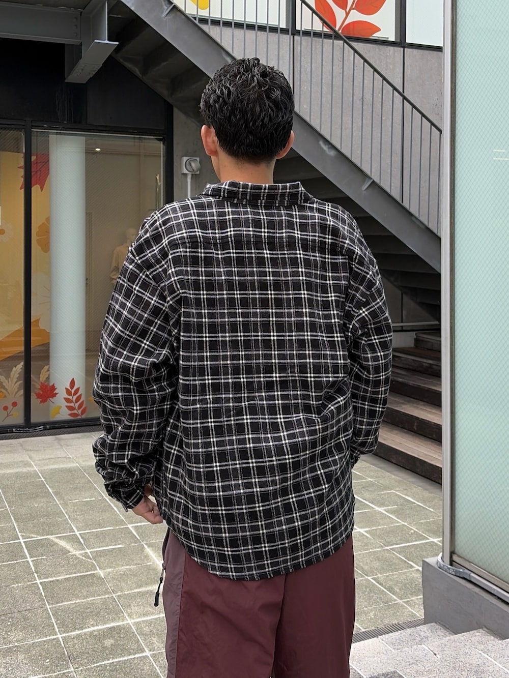 ホワイト系のTシャツ/カットソー、ブラック系のシャツ/ブラウス、レッド系のその他パンツを着用したメンズの秋コーディネートの8枚目の写真