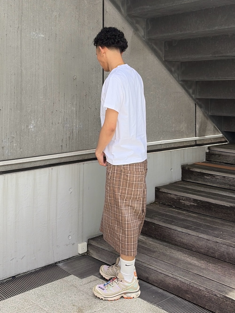その他のその他パンツ、ホワイト系のTシャツ/カットソーを着用したメンズの夏コーディネートの3枚目の写真
