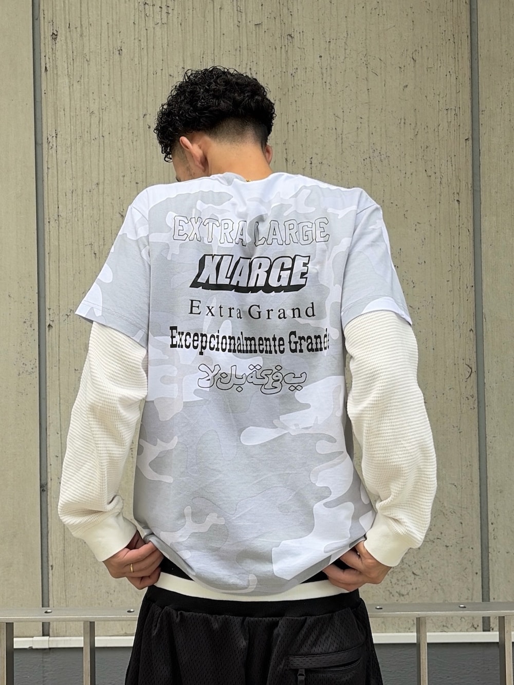 ブラック系のその他パンツ、その他のTシャツ/カットソー、ホワイト系のTシャツ/カットソーを着用したメンズの夏コーディネートの6枚目の写真