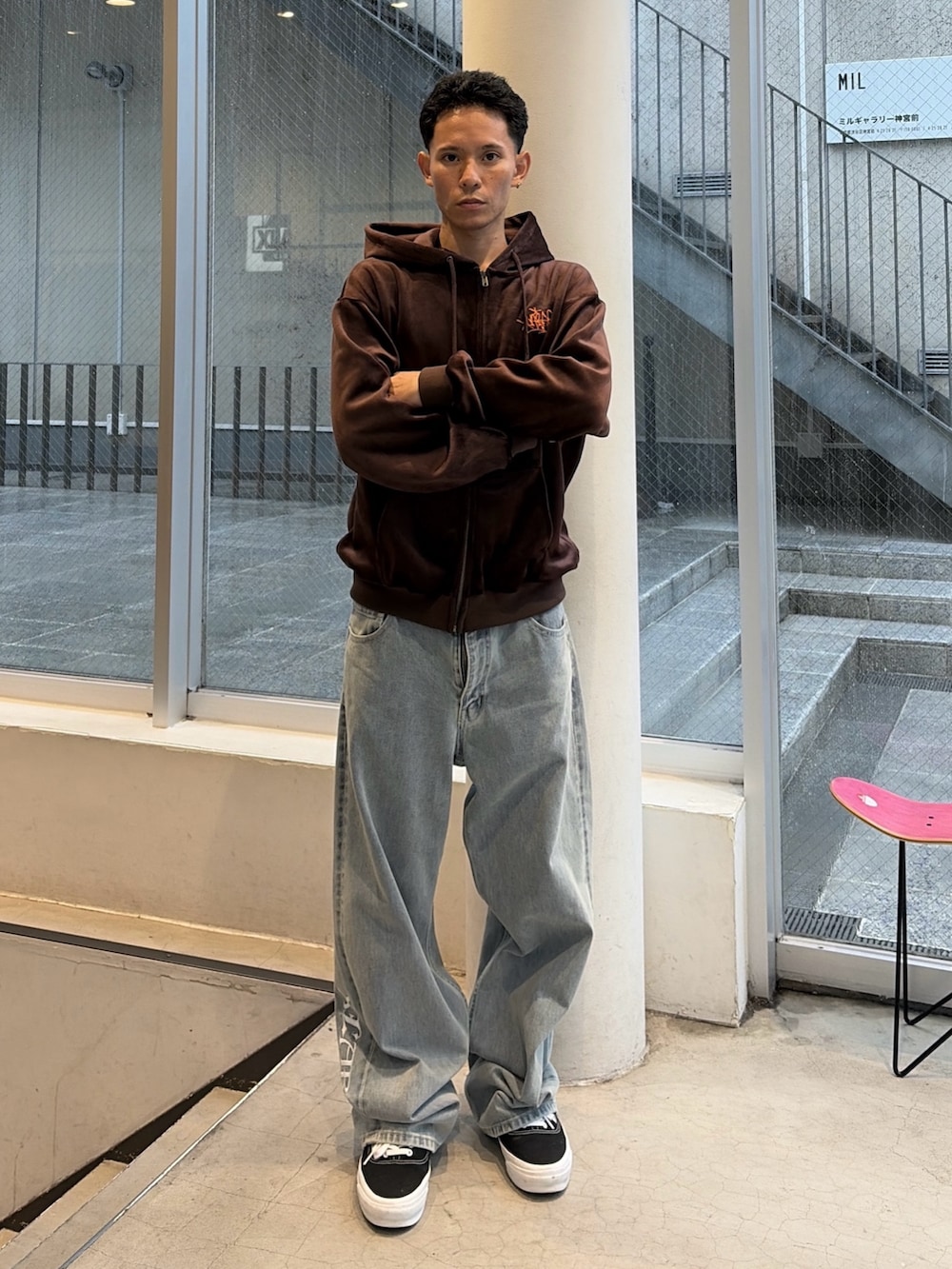 ブラウン系のパーカー、ブルー系のデニムパンツを着用したメンズの秋コーディネートの2枚目の写真