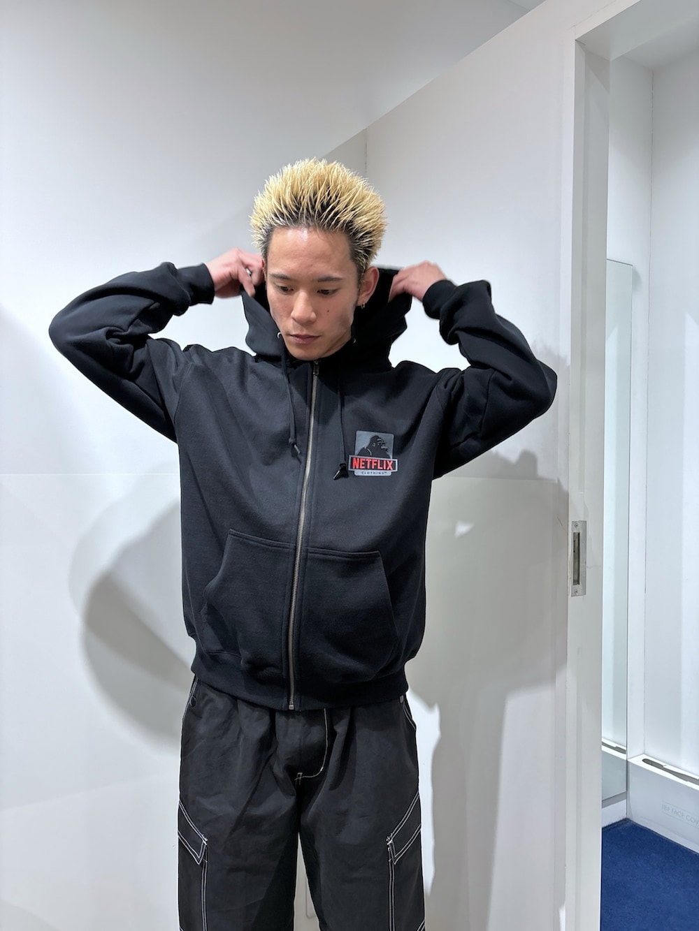 ブラック系のカーゴパンツ、ブラック系のパーカーを着用したメンズの冬コーディネートの7枚目の写真