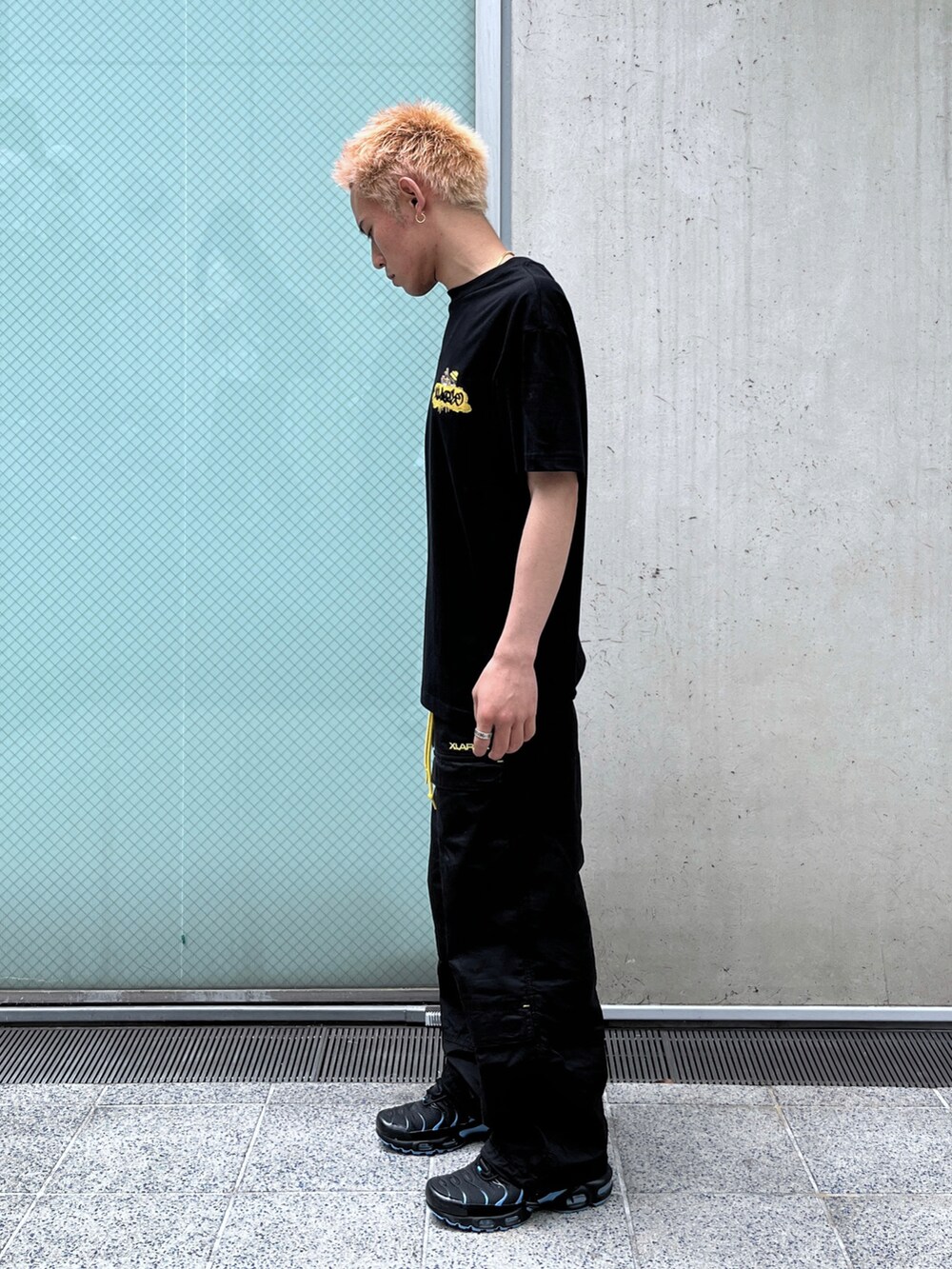 ホワイト系のTシャツ/カットソー、ブラック系のその他パンツを着用したメンズの夏コーディネートの3枚目の写真