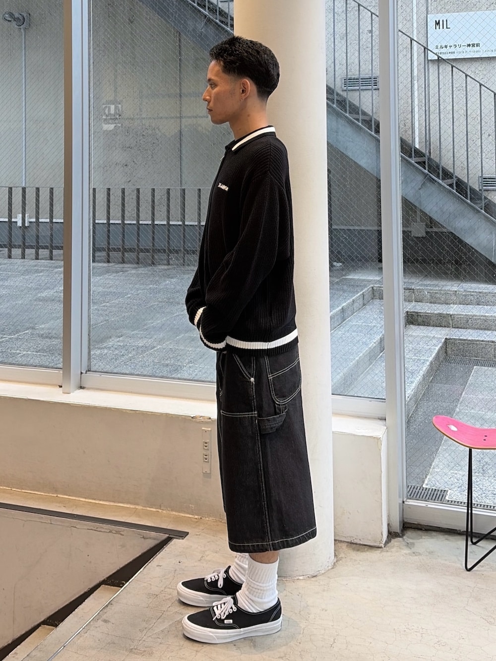 ブラック系のニット/セーター、ブラック系のデニムパンツを着用したメンズの秋コーディネートの3枚目の写真