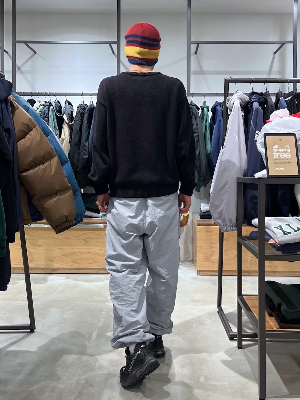 ブラック系のニット/セーター、グレー系のその他パンツ、ブラック系のニットキャップ/ビーニーを着用したメンズの冬コーディネートの5枚目の写真