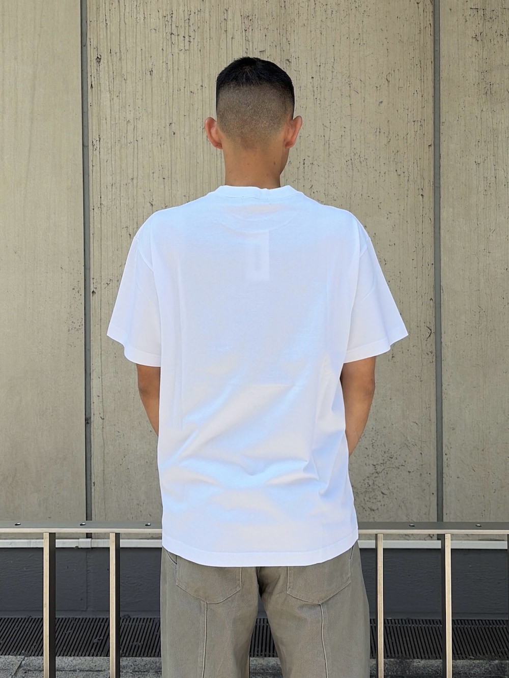 ホワイト系のTシャツ/カットソー、グレー系のその他パンツを着用したメンズの夏コーディネートの8枚目の写真