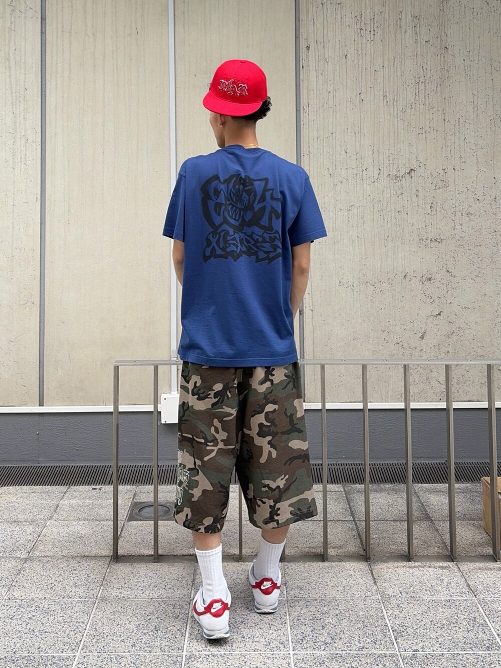 ブルー系のTシャツ/カットソー、その他のその他パンツ、レッド系のキャップを着用したメンズの春コーディネートの4枚目の写真