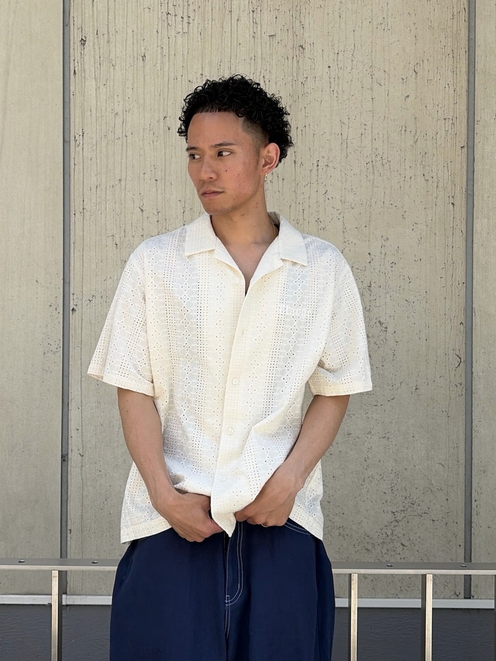 ホワイト系のシャツ/ブラウス、グリーン系のデニムパンツを着用したメンズの夏コーディネートの6枚目の写真