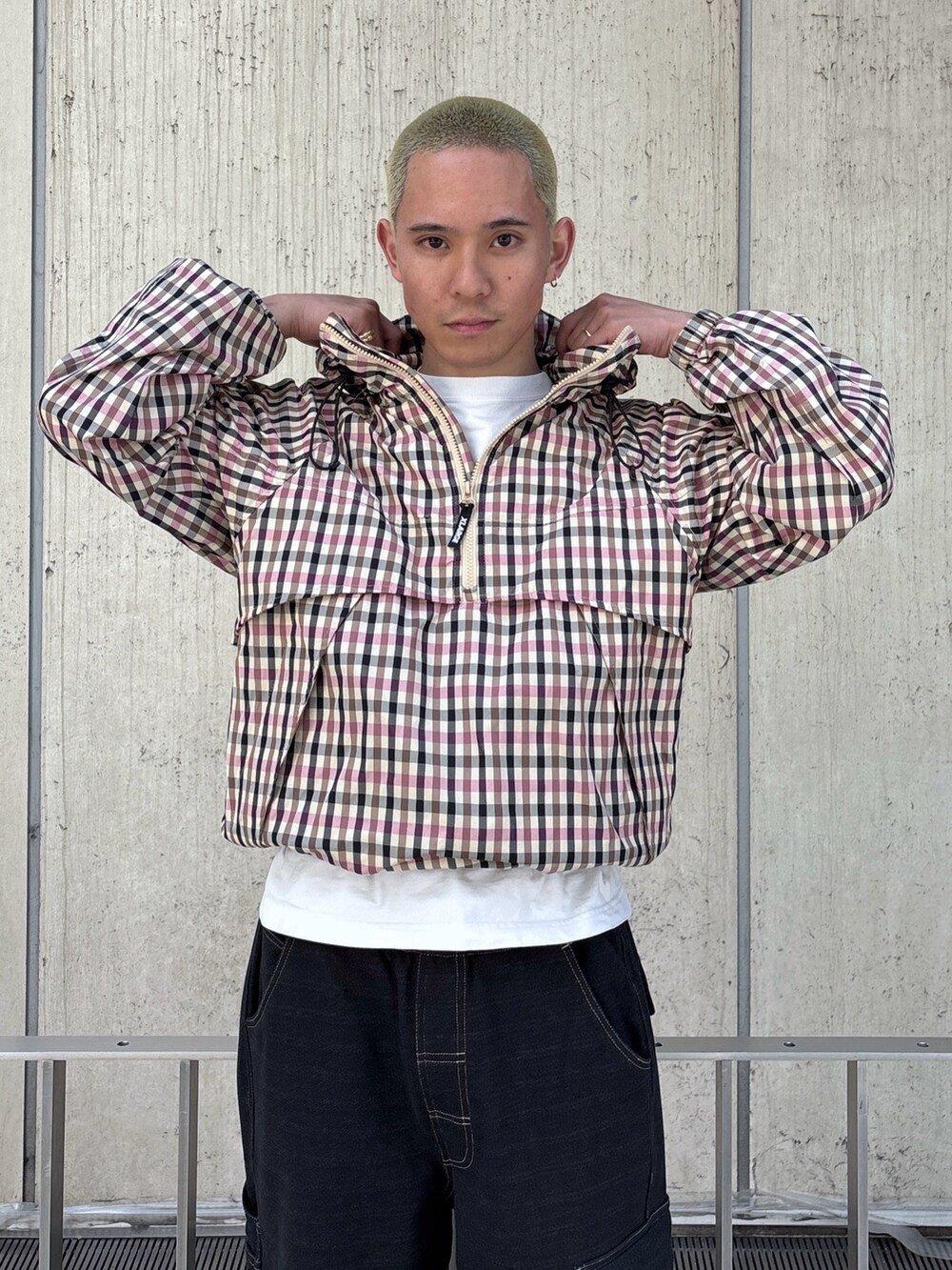 ピンク系のその他アウター、ブラック系のスウェットパンツを着用したメンズの春コーディネートの5枚目の写真