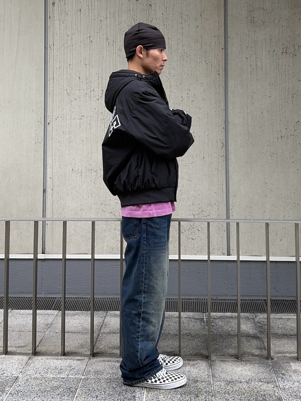 その他のブルゾン、ピンク系のTシャツ/カットソー、ブルー系のデニムパンツを着用したメンズの秋コーディネートの3枚目の写真