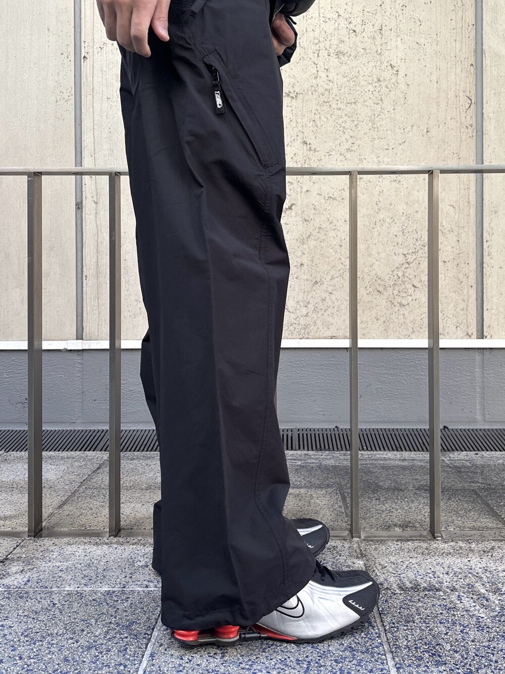 グリーン系のダウンジャケット/コート、ブラック系のその他パンツを着用したメンズの冬コーディネートの9枚目の写真