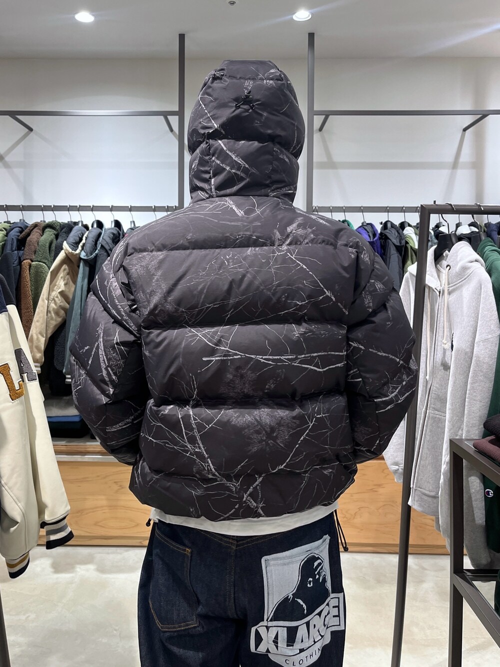 「XLARGEのOG DENIM PANTS（デニムパンツ、ブルー系）」を使った、香村大貴さん（メンズ・167cm）の冬コーディネートの8枚目の写真