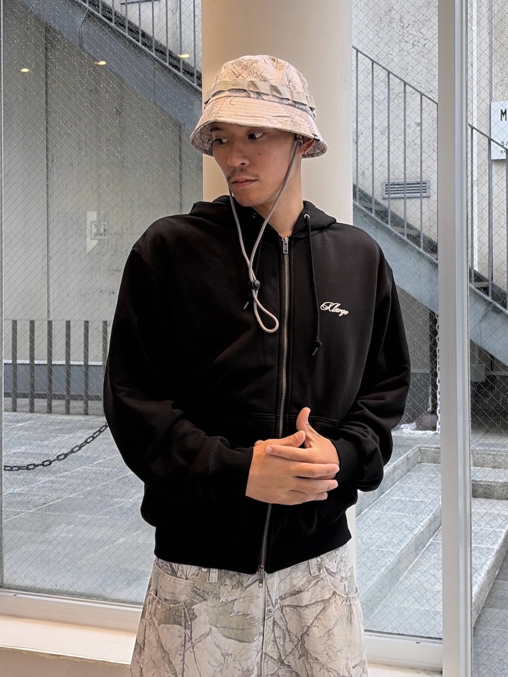 ブラック系のパーカー、その他のその他パンツ、その他のハットを着用したメンズの秋コーディネートの6枚目の写真
