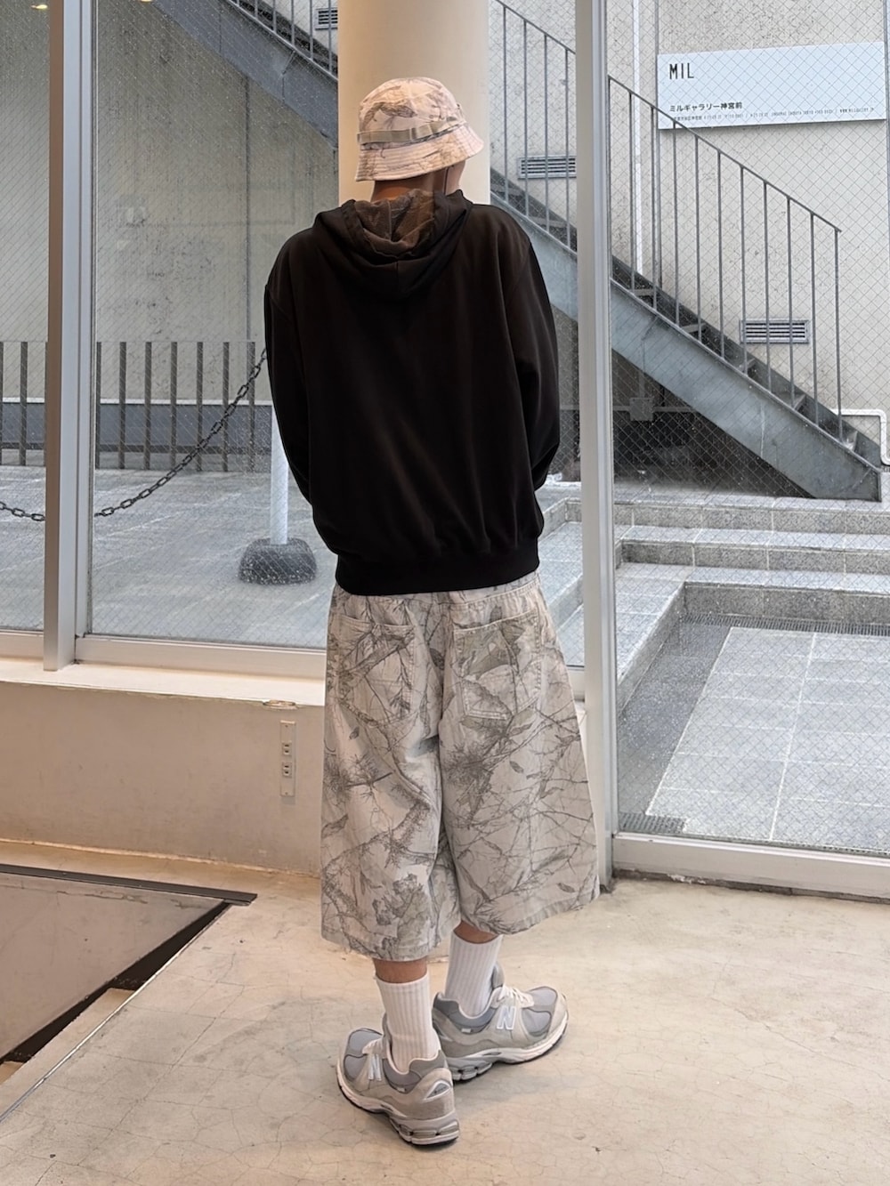 ブラック系のパーカー、その他のその他パンツ、その他のハットを着用したメンズの秋コーディネートの5枚目の写真