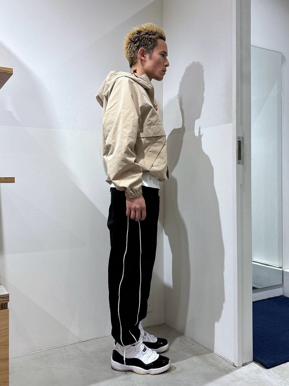 ベージュ系のブルゾン、ブラック系のスウェットパンツを着用したメンズの冬コーディネートの3枚目の写真
