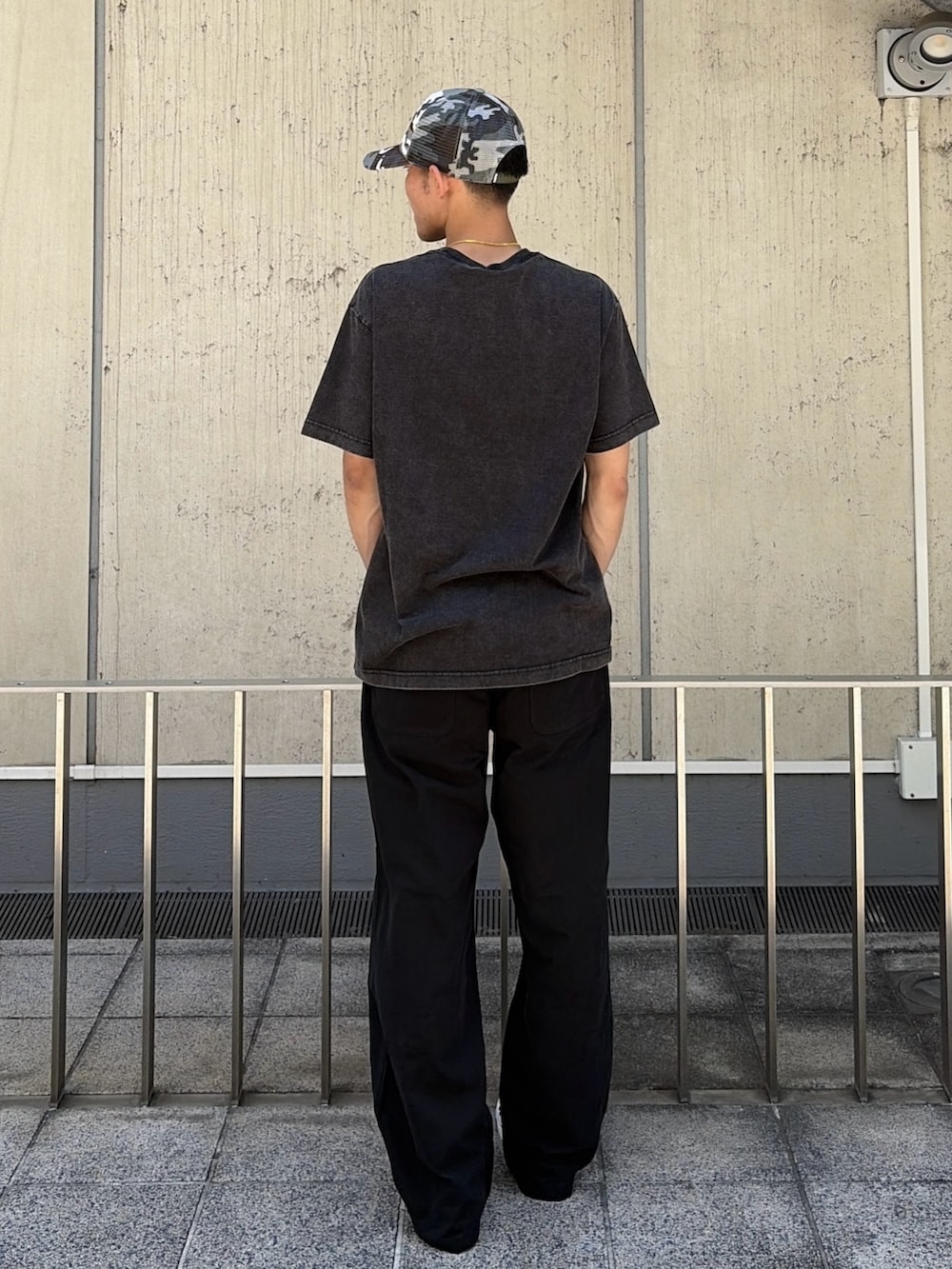 ブラック系のTシャツ/カットソー、ブラック系のその他パンツ、その他のキャップを着用したメンズの夏コーディネートの4枚目の写真