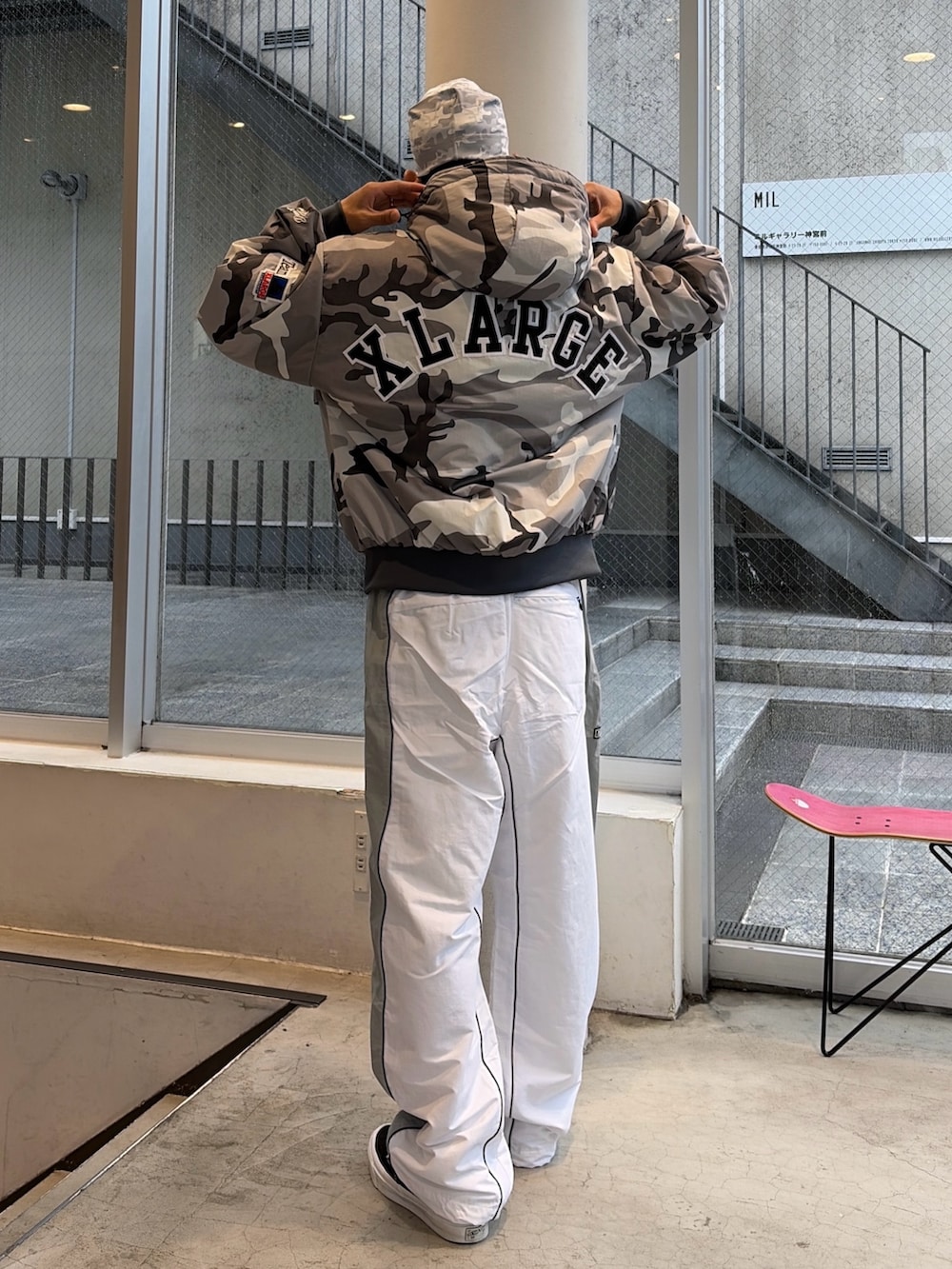 その他のブルゾン、ホワイト系のその他パンツ、その他のニットキャップ/ビーニーを着用したメンズの秋コーディネートの4枚目の写真