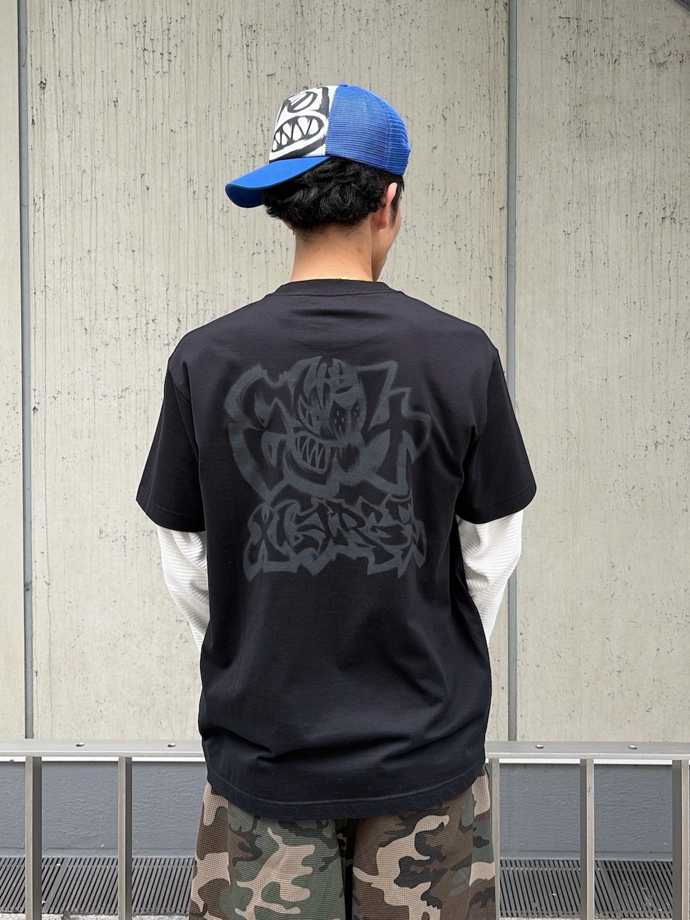 その他のその他パンツ、ホワイト系のTシャツ/カットソー、ブルー系のTシャツ/カットソーを着用したメンズの春コーディネートの7枚目の写真