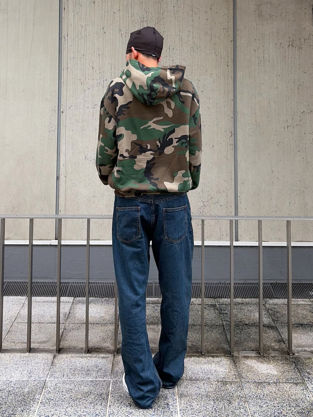 オレンジ系のパーカー、ブルー系のデニムパンツ、その他のニットキャップ/ビーニーを着用したメンズの秋コーディネートの5枚目の写真