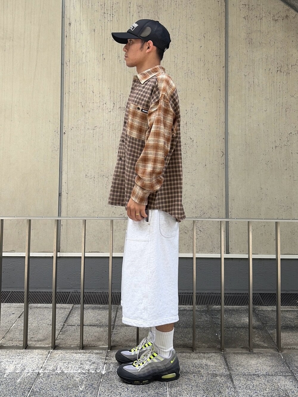 ブラウン系のシャツ/ブラウス、グレー系のスウェットパンツ、ブラック系のキャップを着用したメンズの夏コーディネートの2枚目の写真