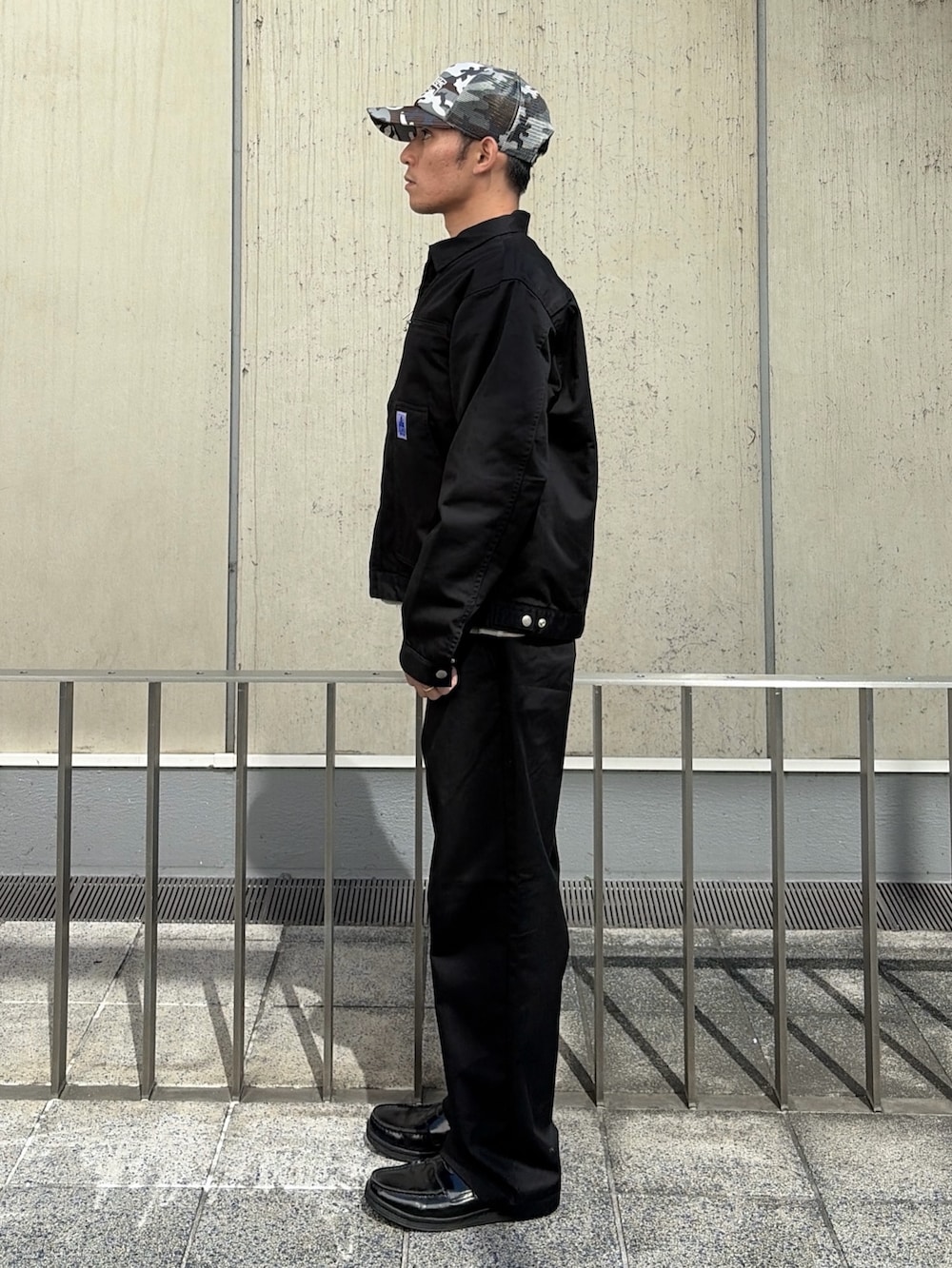 ブラック系のブルゾン、その他のTシャツ/カットソー、ブラック系のその他パンツを着用したメンズの夏コーディネートの3枚目の写真