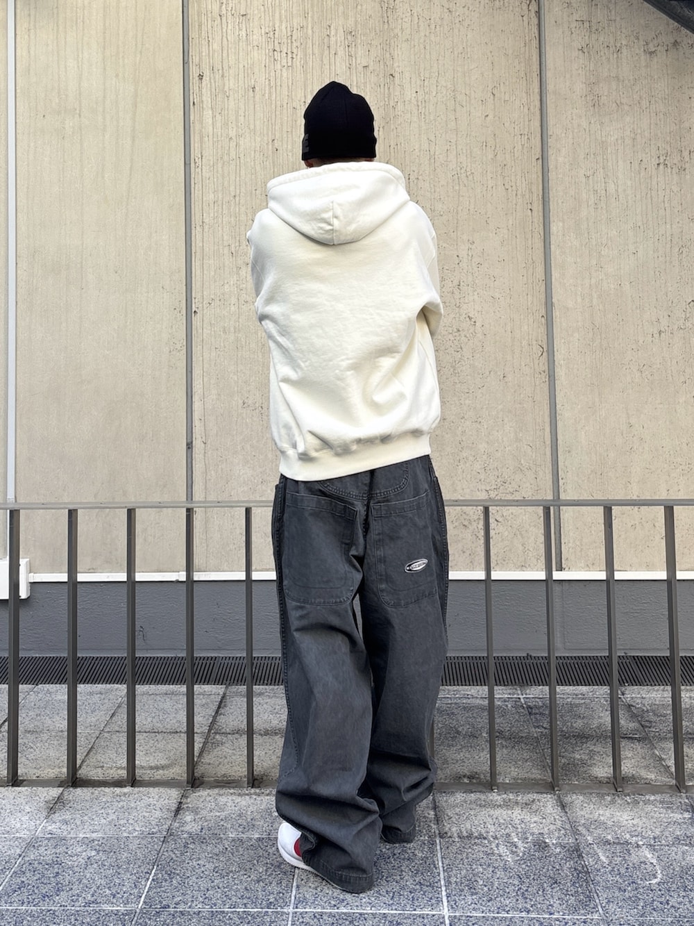 ホワイト系のパーカー、グレー系のその他パンツ、ブラック系のニットキャップ/ビーニーを着用したメンズの冬コーディネートの4枚目の写真