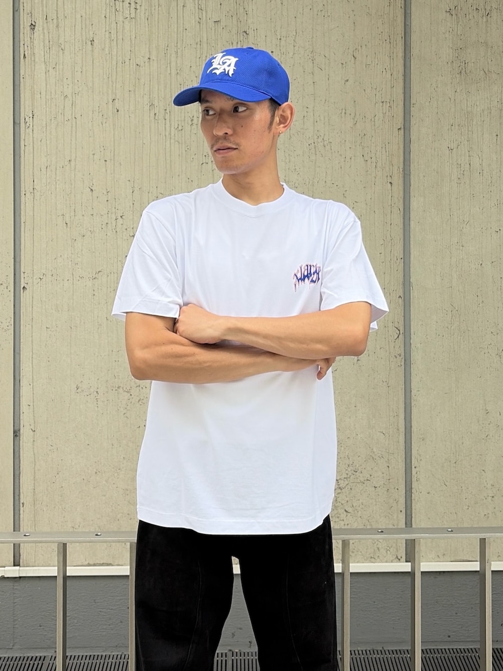 ブラック系のベスト、ホワイト系のTシャツ/カットソー、グレー系のその他パンツを着用したメンズの夏コーディネートの8枚目の写真