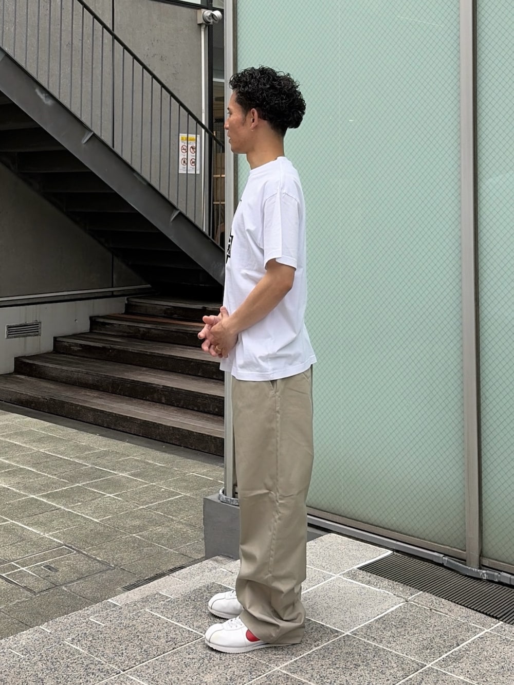 グリーン系のその他パンツ、ホワイト系のTシャツ/カットソーを着用したメンズの春コーディネートの3枚目の写真