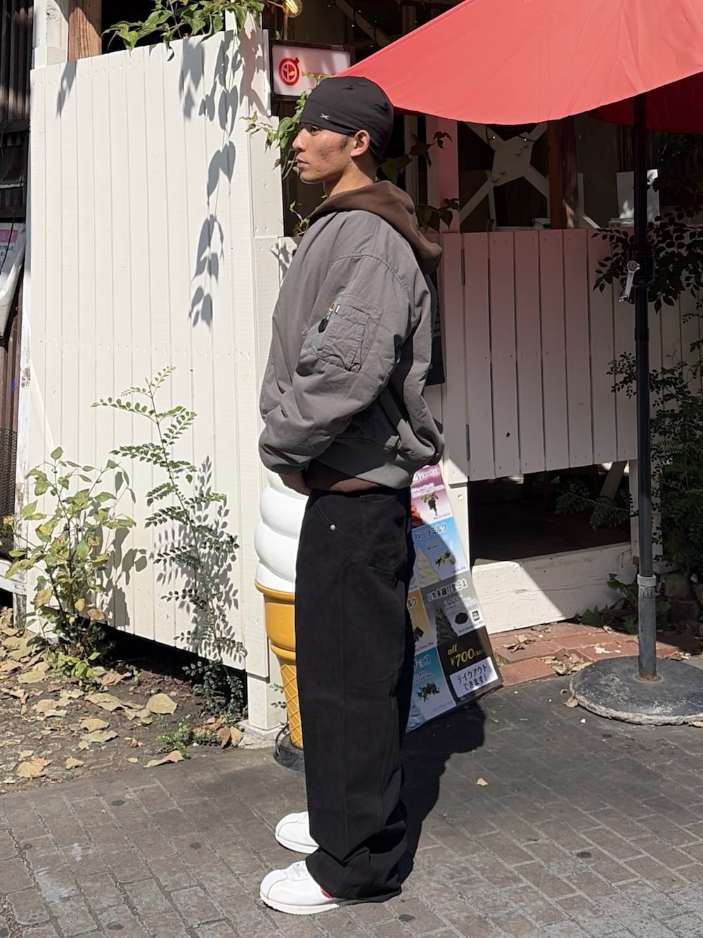 ブラウン系のパーカー、その他のブルゾン、ブラック系のその他パンツを着用したメンズの秋コーディネートの2枚目の写真