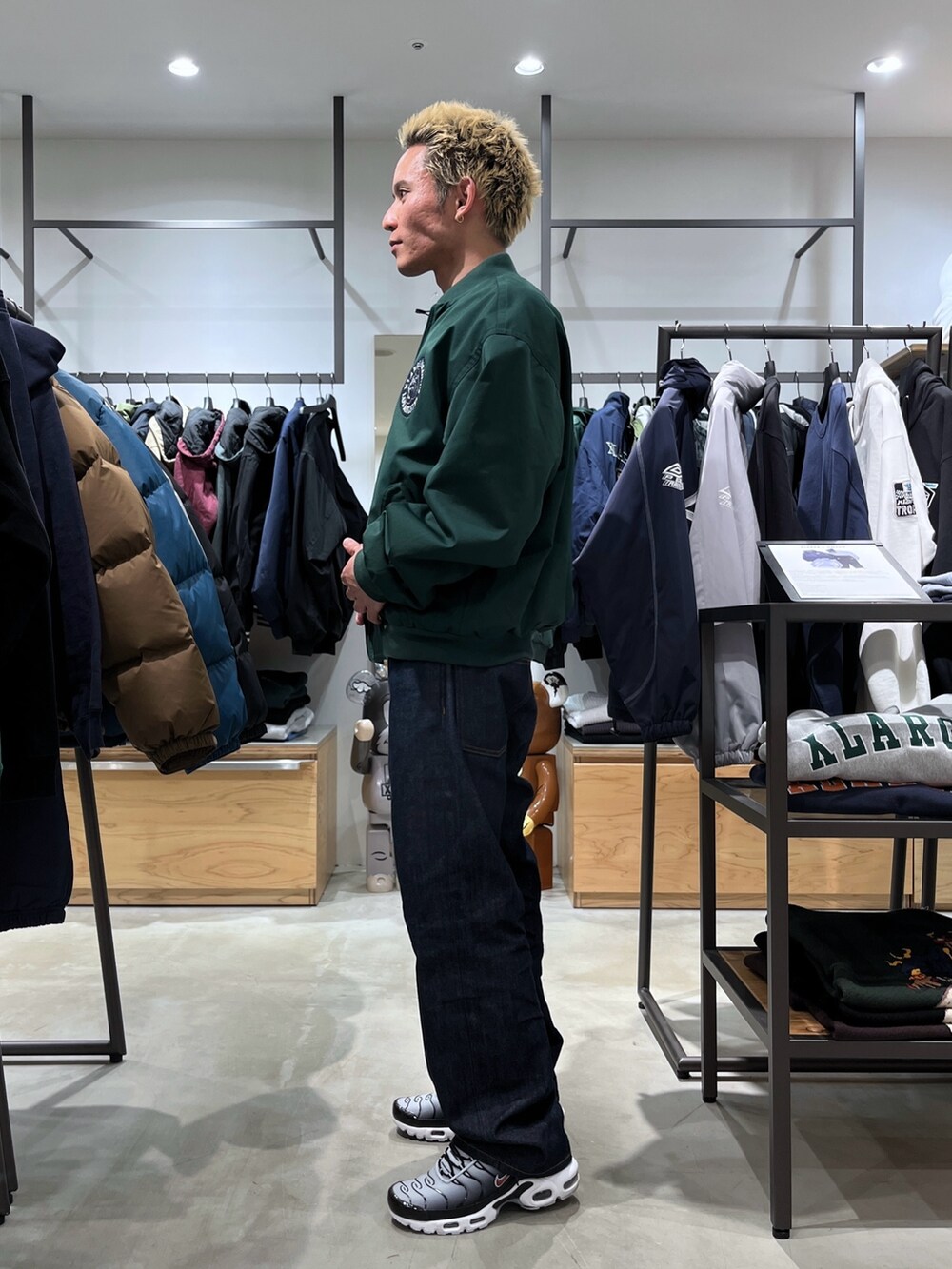 グリーン系のその他アウター、ブルー系のデニムパンツを着用したメンズの冬コーディネートの2枚目の写真