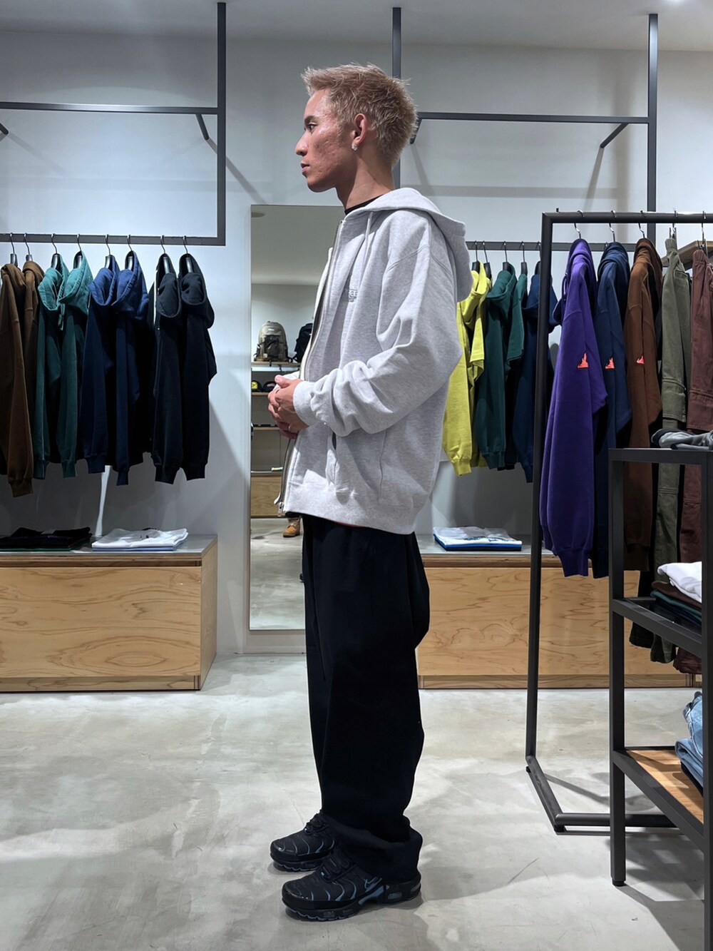 ブラック系のその他パンツ、グリーン系のパーカーを着用したメンズの秋コーディネートの2枚目の写真