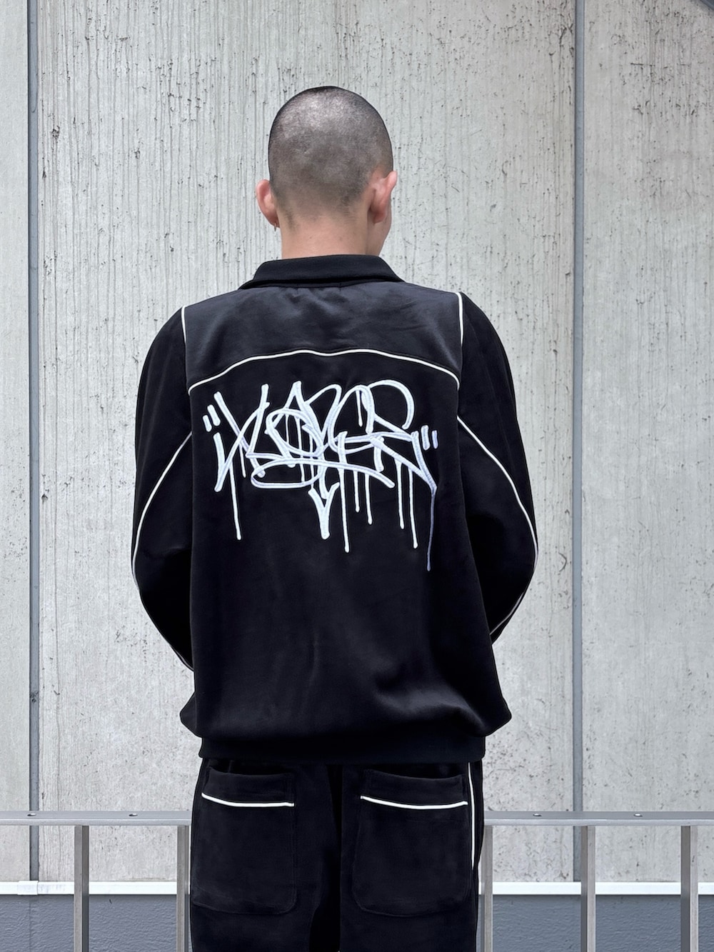 ブラック系のブルゾン、ブラック系のその他パンツを着用したメンズの秋コーディネートの7枚目の写真