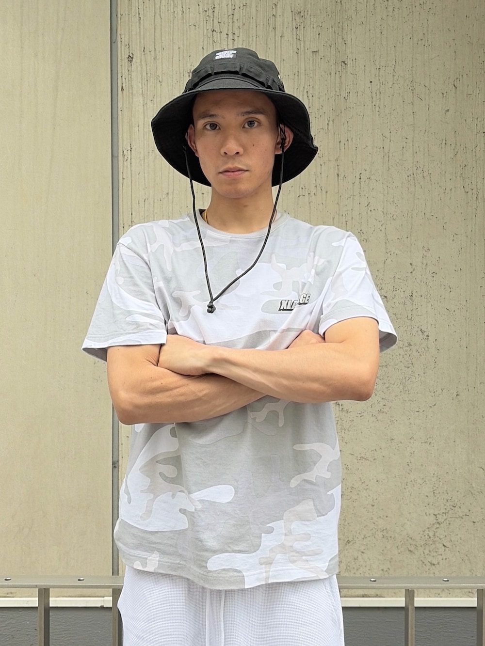 その他のTシャツ/カットソー、ホワイト系のその他パンツ、ブラック系のハットを着用したメンズの夏コーディネートの4枚目の写真