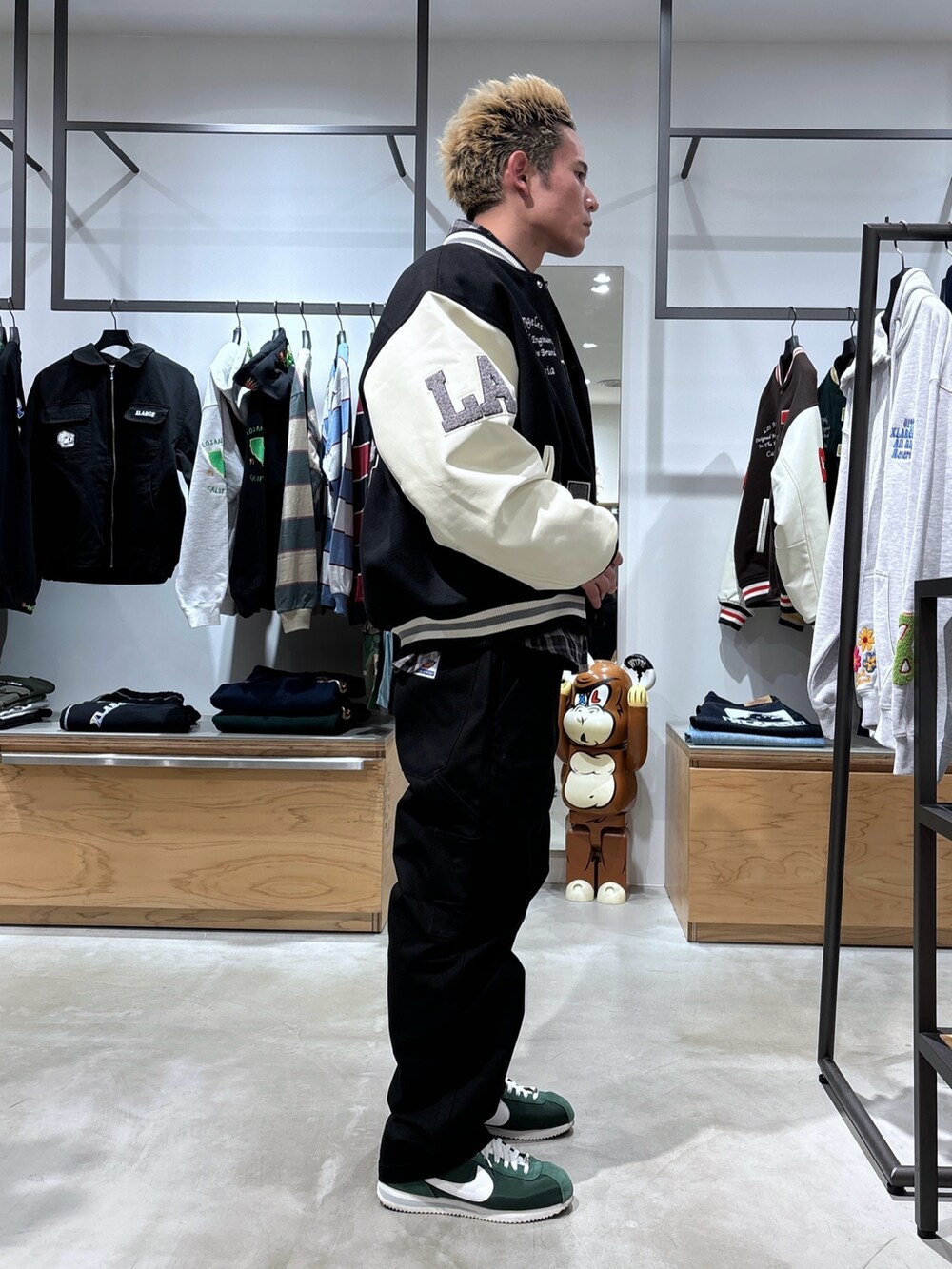 ブラック系のスタジャン、グレー系のシャツ/ブラウス、ブラック系のその他パンツを着用したメンズの冬コーディネートの3枚目の写真