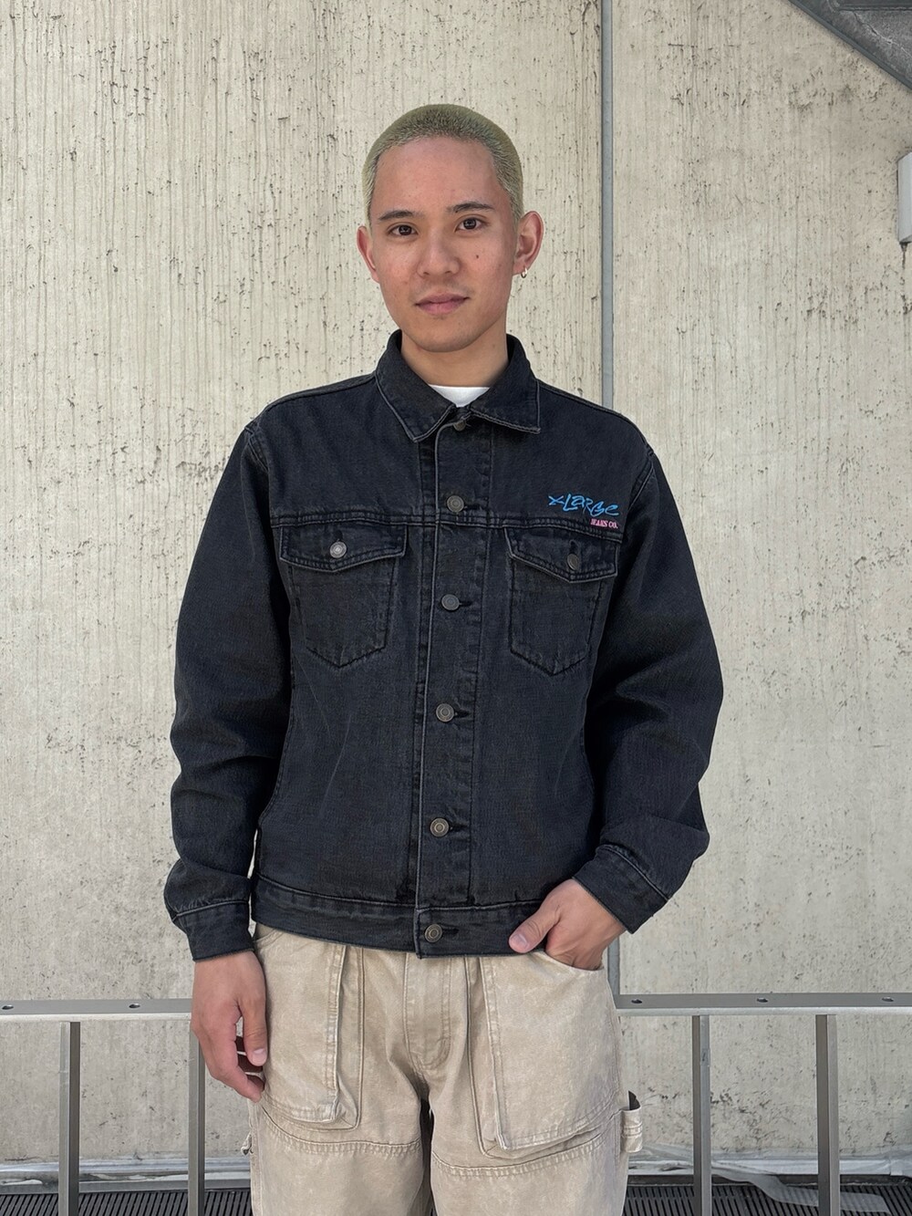 ブラック系のデニムジャケット、ベージュ系のその他パンツを着用したメンズの春コーディネートの5枚目の写真