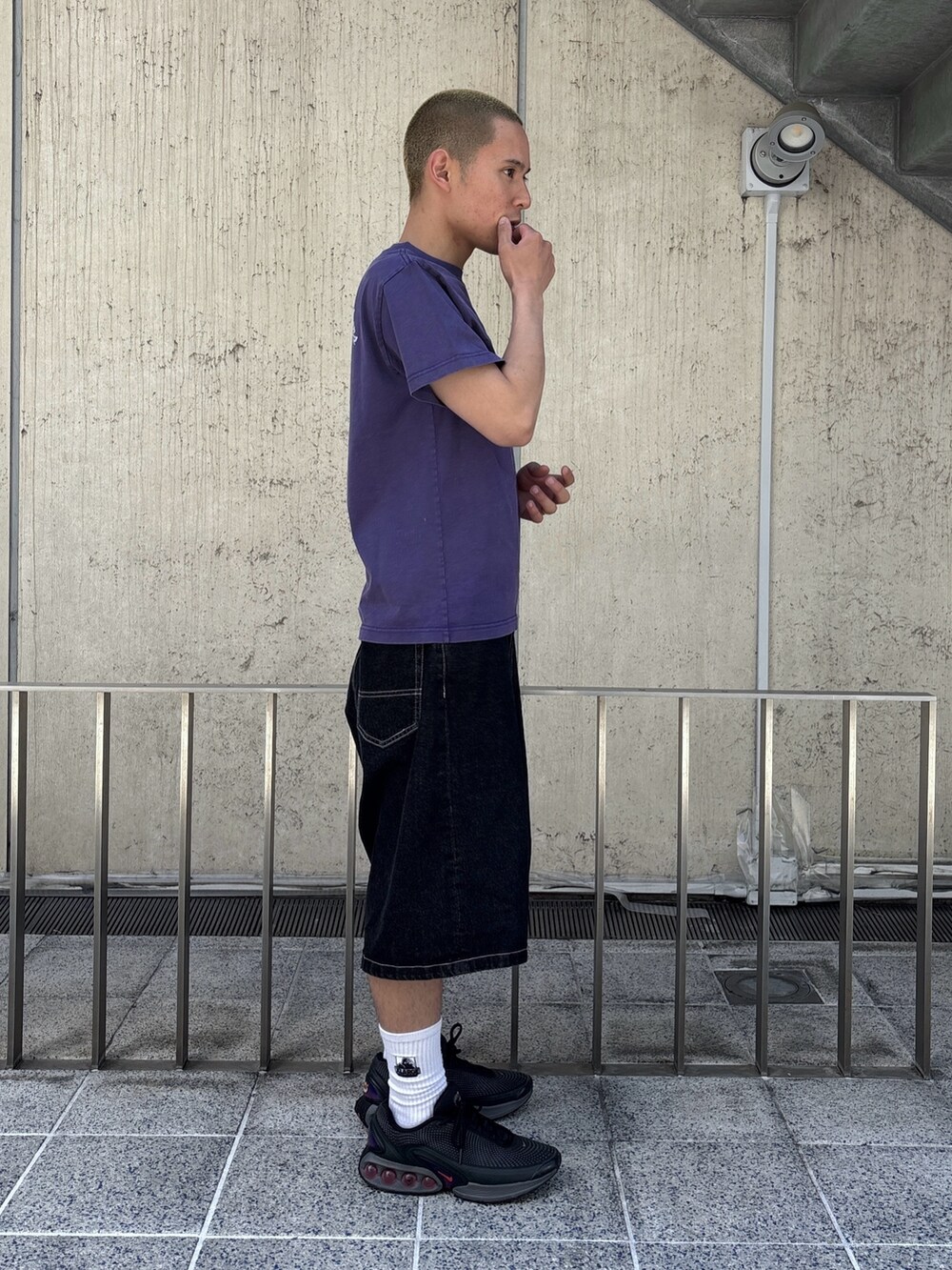 パープル系のTシャツ/カットソー、ブラック系のその他パンツを着用したメンズの春コーディネートの3枚目の写真
