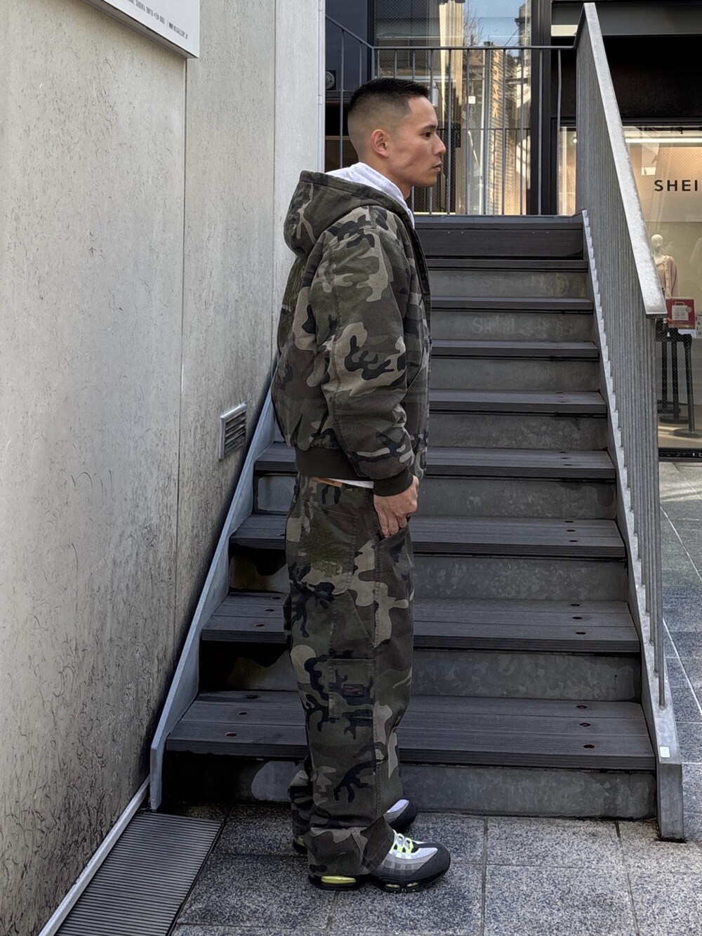 その他のブルゾン、その他のその他パンツ、グレー系のパーカーを着用したメンズの冬コーディネートの4枚目の写真