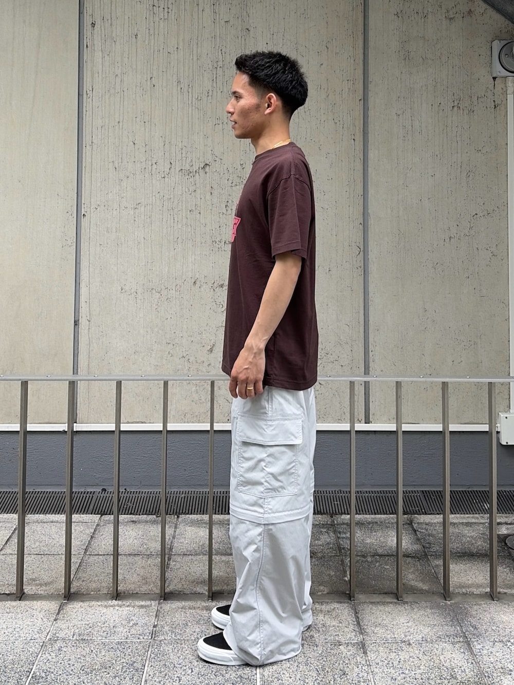 ブラウン系のTシャツ/カットソー、ホワイト系のカーゴパンツを着用したメンズの夏コーディネートの2枚目の写真