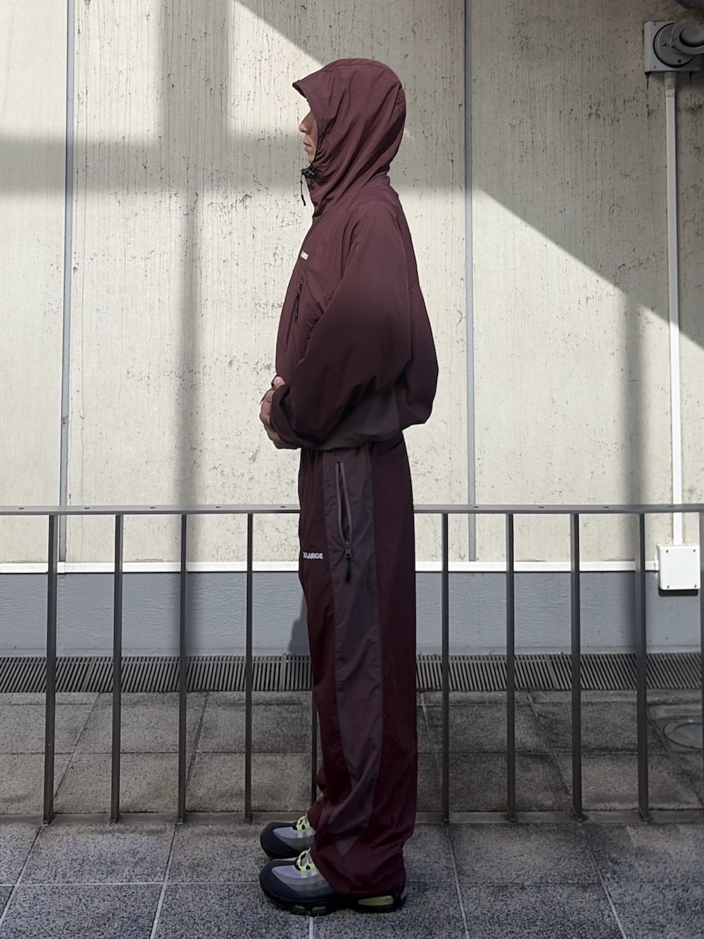 レッド系のナイロンジャケット、レッド系のその他パンツ、その他のニットキャップ/ビーニーを着用したメンズの秋コーディネートの3枚目の写真