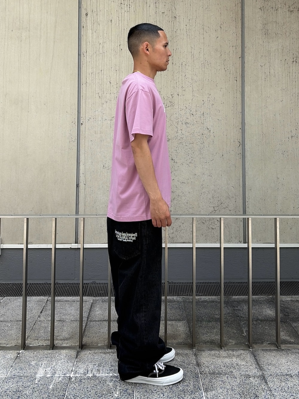 ピンク系のTシャツ/カットソー、ブルー系のデニムパンツを着用したメンズの夏コーディネートの3枚目の写真