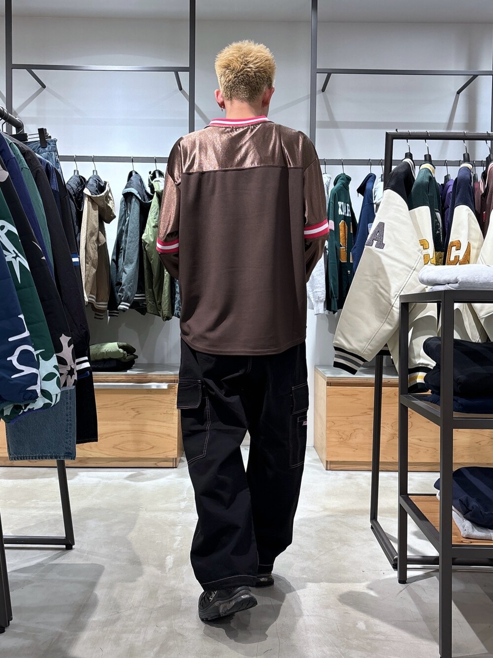 ブラウン系のシャツ/ブラウス、ブラック系のカーゴパンツを着用したメンズの冬コーディネートの5枚目の写真