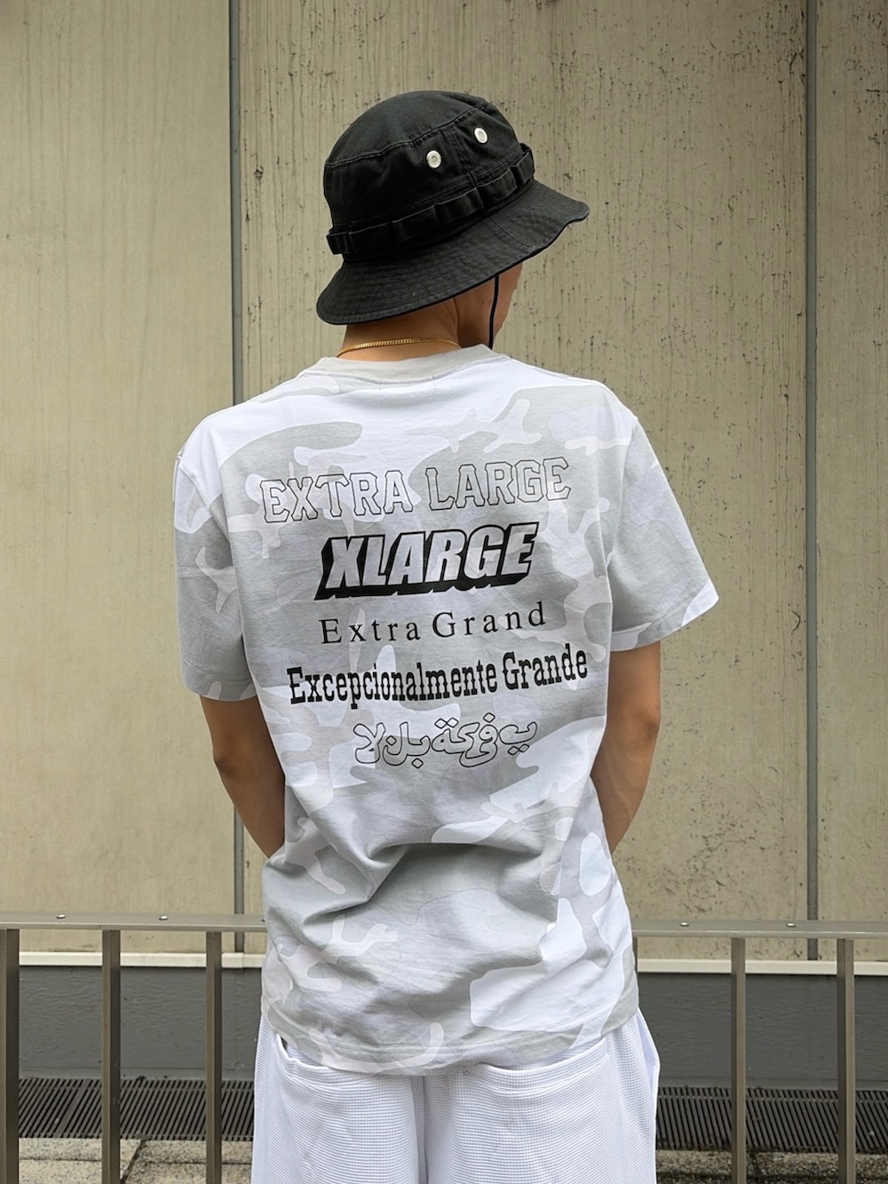 その他のTシャツ/カットソー、ホワイト系のその他パンツ、ブラック系のハットを着用したメンズの夏コーディネートの5枚目の写真