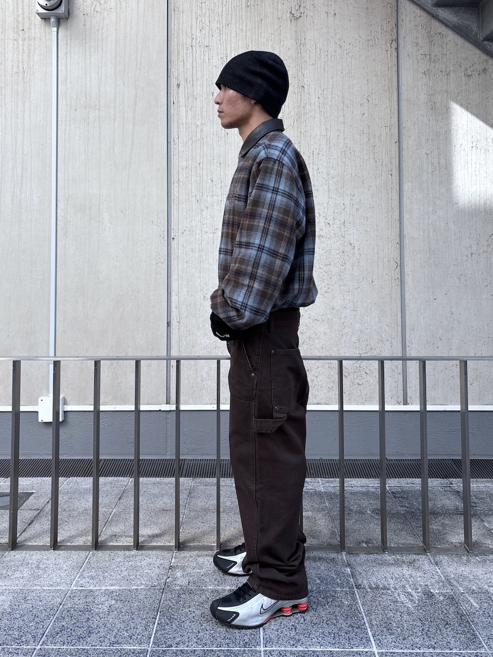 ブラウン系のその他アウター、ブラウン系のその他パンツ、ブラック系のニットキャップ/ビーニーを着用したメンズの秋コーディネートの2枚目の写真