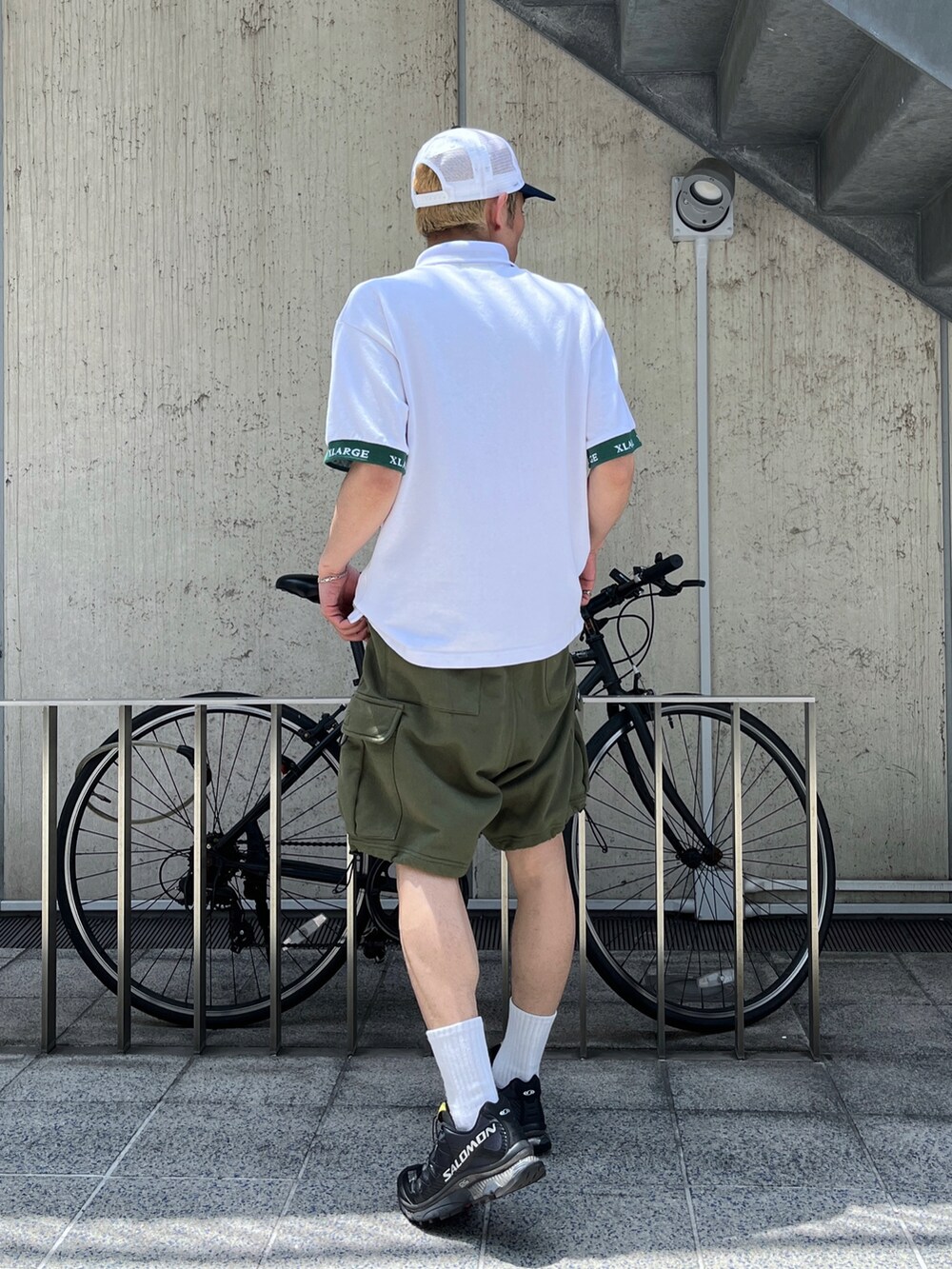 ホワイト系のTシャツ/カットソー、グリーン系のカーゴパンツを着用したメンズの春コーディネートの3枚目の写真