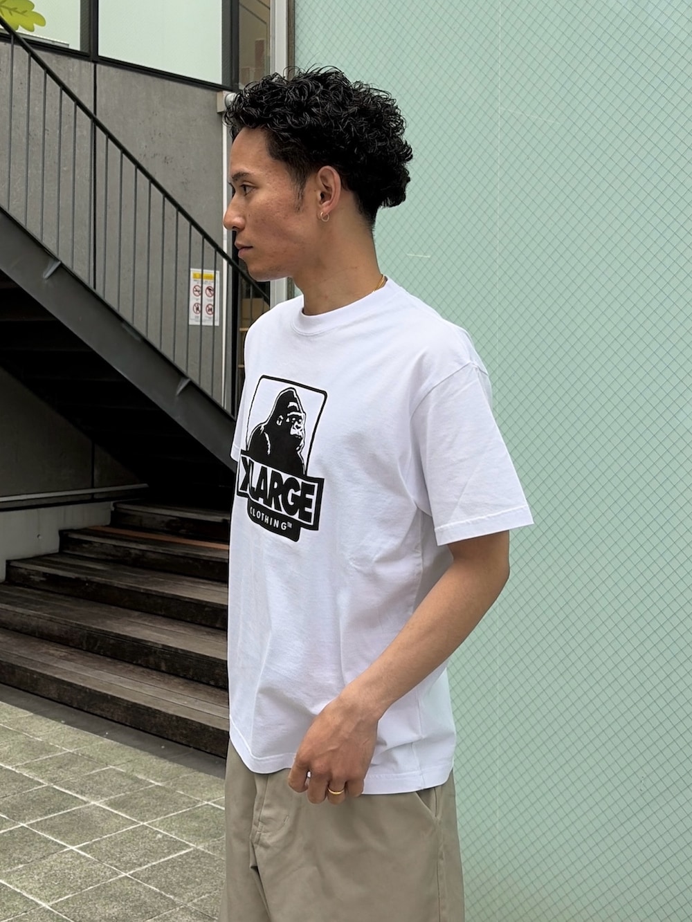 グリーン系のその他パンツ、ホワイト系のTシャツ/カットソーを着用したメンズの春コーディネートの7枚目の写真