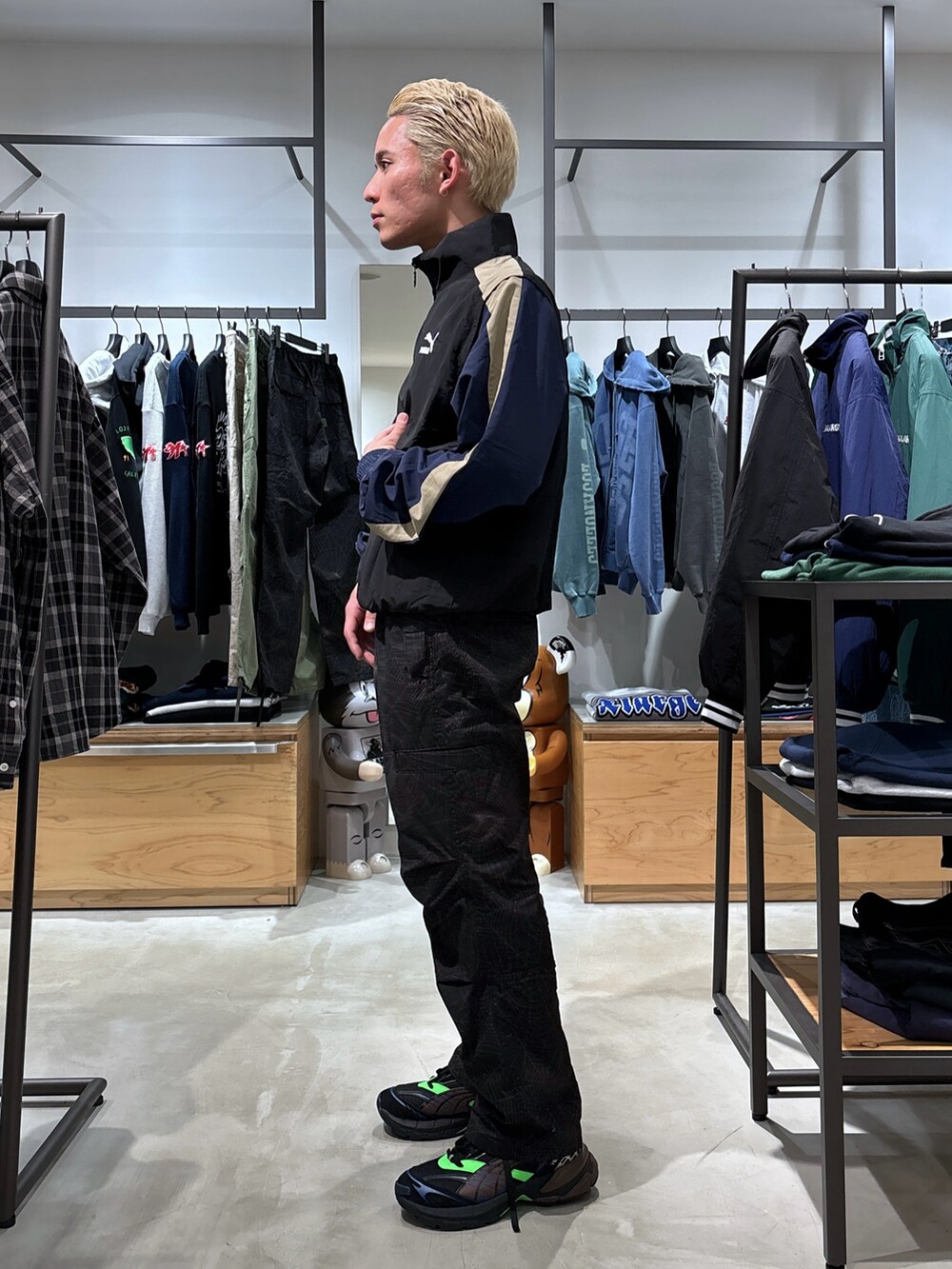 ブラック系のその他パンツ、ブラック系のナイロンジャケットを着用したメンズの冬コーディネートの2枚目の写真