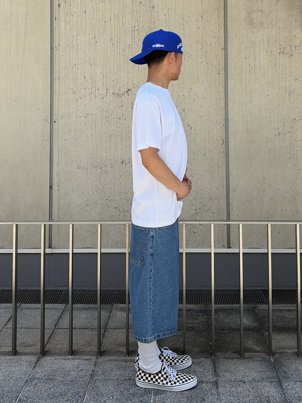 ブラック系のTシャツ/カットソー、その他のその他パンツ、ブルー系のキャップを着用したメンズの夏コーディネートの3枚目の写真