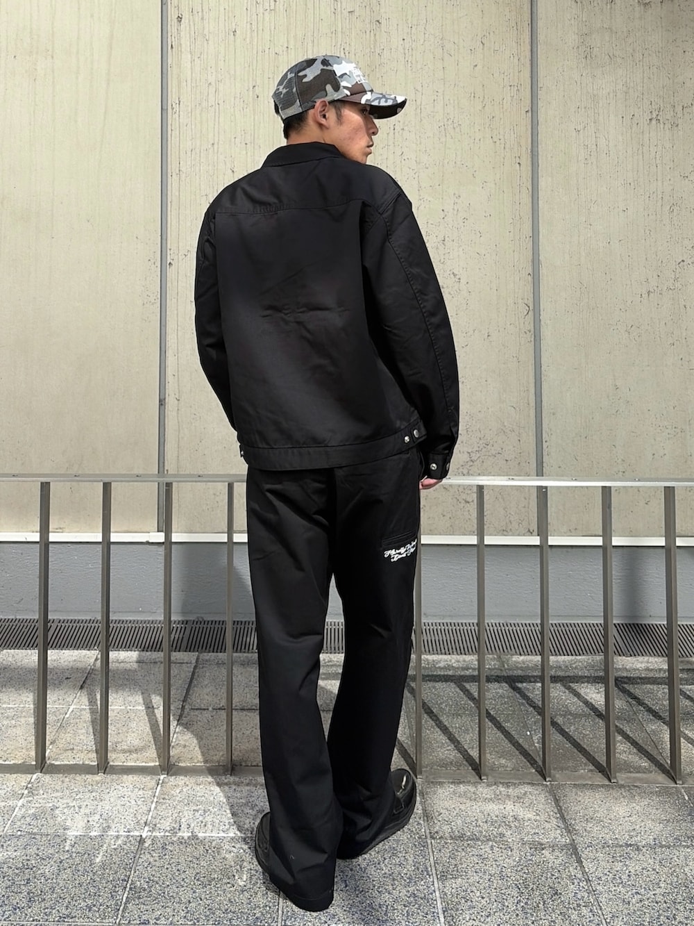 ブラック系のブルゾン、その他のTシャツ/カットソー、ブラック系のその他パンツを着用したメンズの夏コーディネートの5枚目の写真