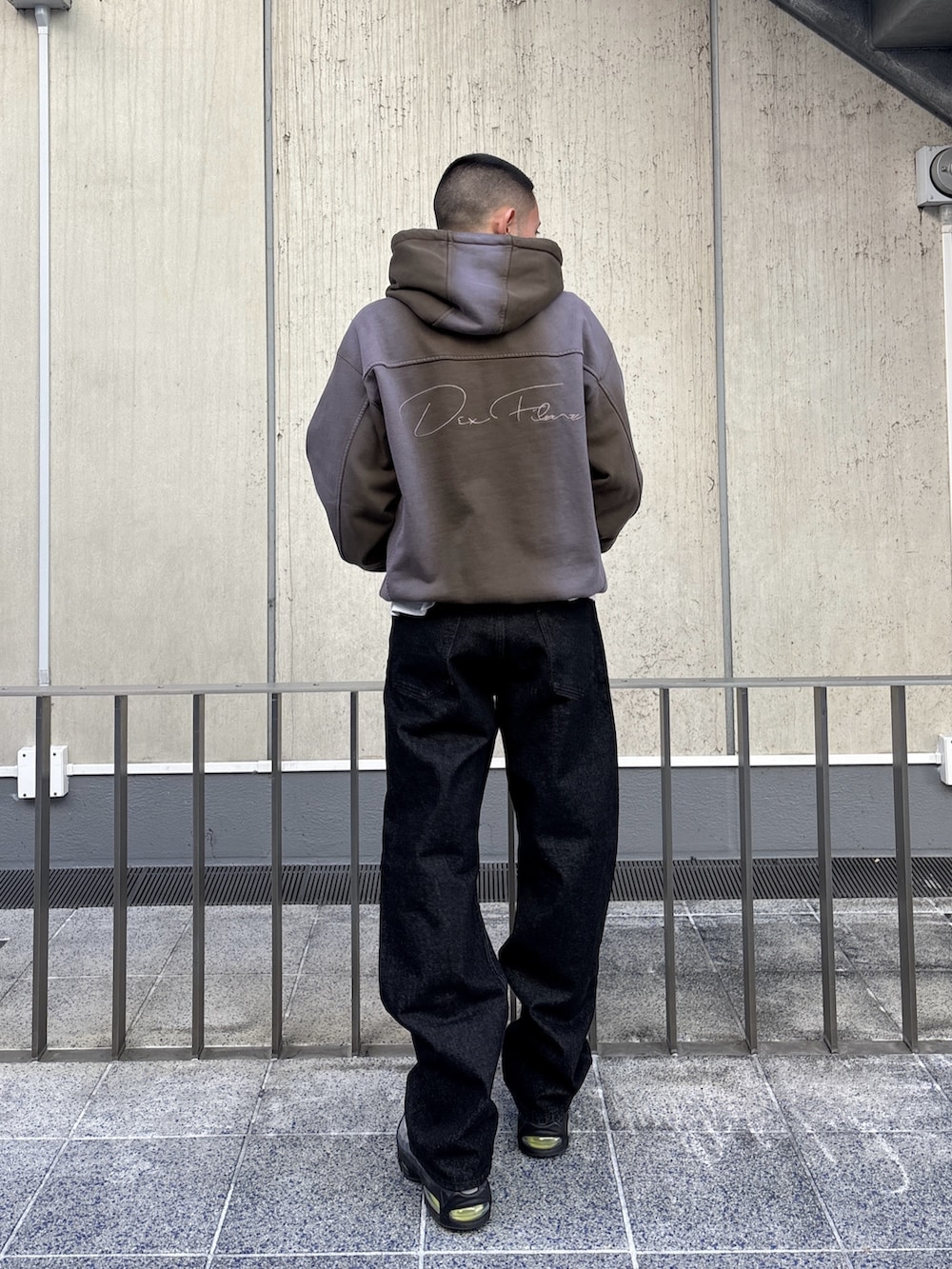 ブラック系のパーカー、ブラック系のデニムパンツを着用したメンズの冬コーディネートの4枚目の写真