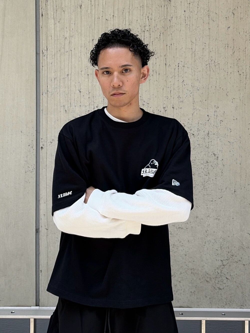 ブラック系のTシャツ/カットソー、ブラック系のその他パンツ、ホワイト系のTシャツ/カットソーを着用したメンズの夏コーディネートの6枚目の写真
